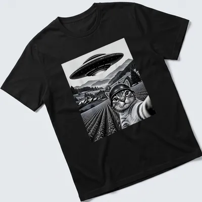 Retro print of a cat taking a selfie with the phrase UFO Cat Selfie